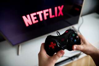 Le logo de Netflix affiché sur une télévision et une manette de jeu vidéos, Krakow, Pologne, le 19 juillet 2021 (photo d'illustration).