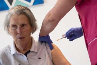 Une femme se fait vacciner dans un Ehpad à Vannes, en Bretagne le 7 janvier 2021