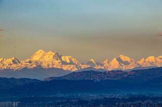 Les chaînes de montagnes de l'Everest sont visibles depuis la vallée de Katmandou, pourtant située à plus de 200 kilomètres.