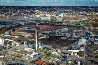 Une vue aérienne de la zone industrielle de Rouen, le 9 décembre 2019, avec l'usine endommagée de Lubrizol au centre.