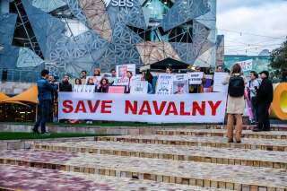 Des manifestations pour réclamer la libération d'Alexeï Navalny ont été organisées ce 21 avril en Russie. Le mouvement a été suivi ailleurs dans le monde, comme le montre cette photo prise à Melbourne en Australie.