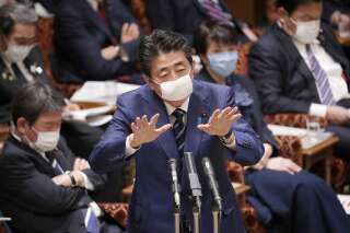 Shinzo Abe portant un masque au Parlement du Japon le 1er avril 2020.