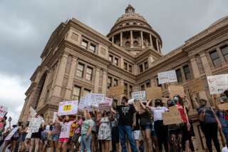 La loi anti-avortement au Texas rétablie par la justice (Photo d'une manifestation pro IVG devant le capitole d'Austin au Texas le 2 octobre par AP Photo/Stephen Spillman)