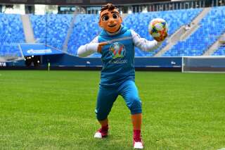 Skillzy, la mascotte de l'Euro 2021 de foot, fait l'unanimité contre elle <br />(Skillzy, la mascotte de l'Euro 2021 par OLGA MALTSEVA / AFP)