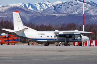 Cette photographie publiée par le ministère russe des Situations d'urgence le 6 juillet 2021 montre un avion russe An-26 portant le numéro de queue RA-26085 sur le tarmac de l'aéroport de Patropavlovsk-Kamchatckiy.