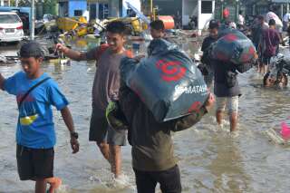 En Indonésie, des sinistrés du tsunami pillent les magasins: 