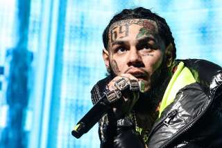 6ix9ine lors d'un concert sur une scène de Miami le 17 décembre 2021.