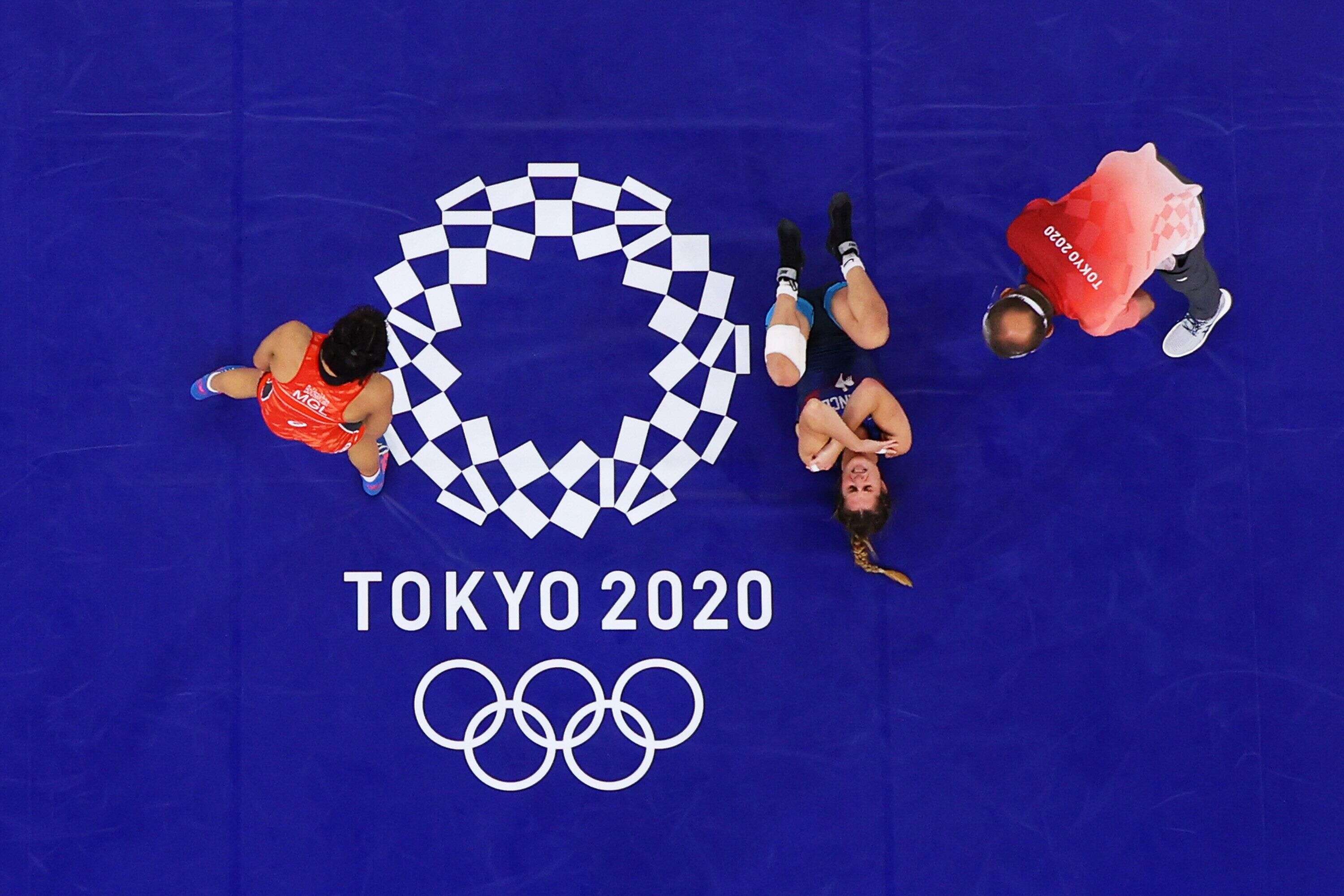 La Française Mathilde Rivière contre Khongorzul Boldsaikhan de l'équipe de Mongolie lors des 8ème de finale de la lutte libre -57kg femme, le 4 août 2021 au Japon.