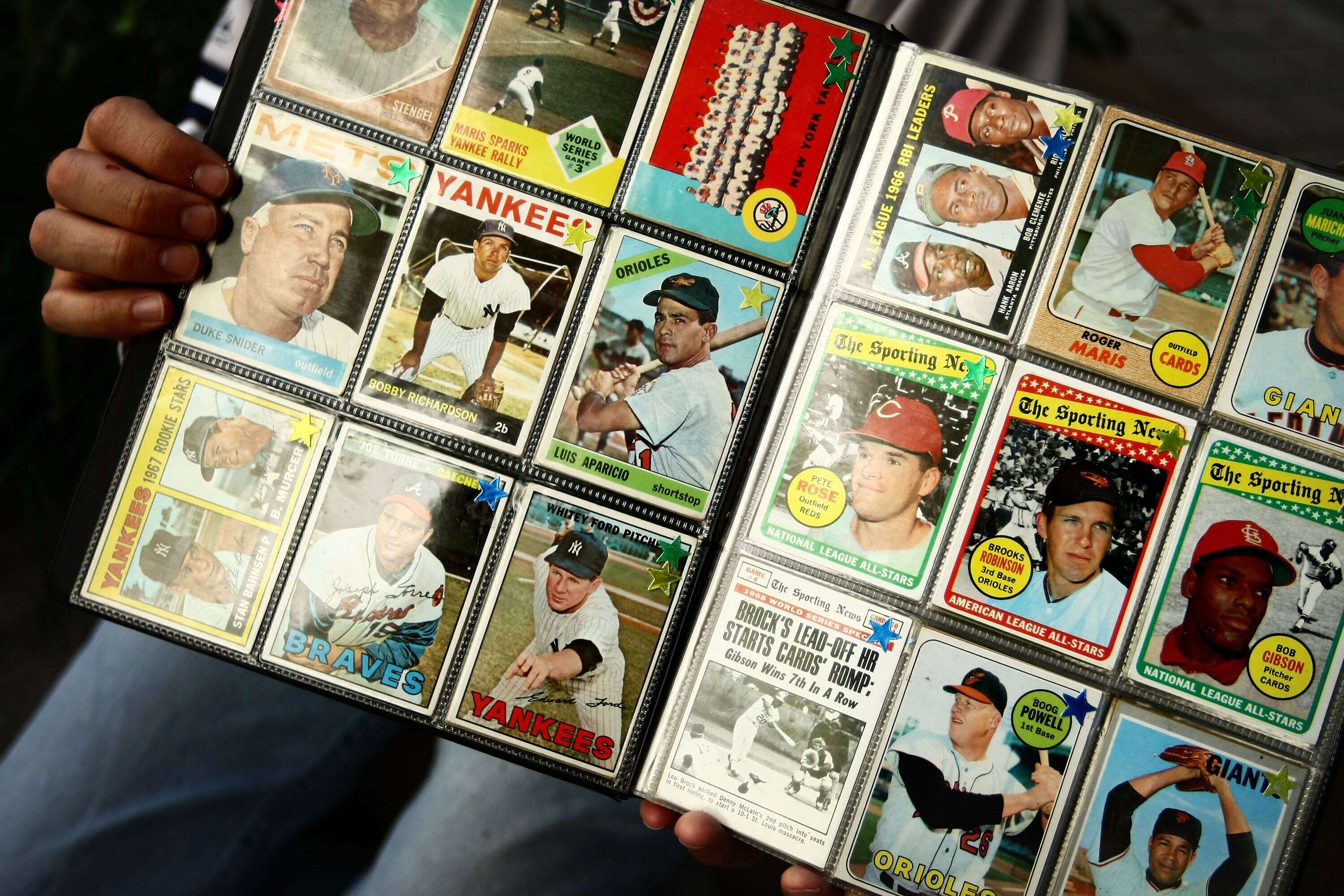 Une collection de cartes de baseball au Yankee Stadium, à New York, en 2008.