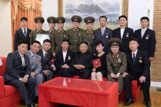 Kim Jong Un, ici avec des écrivains, chanteurs et interprètes, à Pyongyang en Corée du Nord, le 11 juillet 2021.