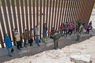 Un juge ordonne aux États-Unis de suspendre le refoulement des familles de migrants (Photo prise à San Luiz en Arizona à la frontière avec le Mexique où des migrants ont été interpellés alors qu'ils passaient la frontière américaine illégalement le 15 août 2021. Photo par Nick Ut/Getty Images)