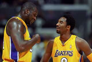 Shaquille O'Neal et Kobe Bryant lors d'un match NBA contre les Chicago Bulls au 