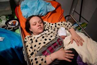 Mariana Vishegirskaya sur un lit d'hôpital avec son nouveau-né, vendredi 11 mars 2022.