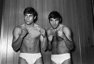 Photo prise le 17 novembre 1969 des boxeurs Roger Menetrey et Jean Josselin (à droite) à la pesée la veille du championnat de France des welters qui doit se tenir à Paris au parc des Expositions.
