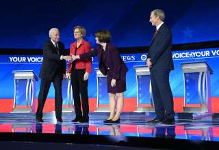 Elizabeth Warren, Amy Klobuchar et Joe Biden avant le débat du 7 février 2020 (photo d'illustration)