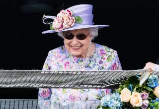 Alors que le reine Elizabeth II fête actuellement son Jubilé de platine, qui marque ses 70 ans sur le trône du Royaume-Uni et du Commonwealth, elle manquera la prestigieuse course hippique du Derby d'Epsom, un rendez-vous auquel elle est d'ordinaire extrêmement fidèle (photo d'archive prise en juin 2018 au derby d'Epsom).