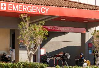 À Los Angeles, plusieurs hôpitaux ont annoncé ne pas pouvoir fournir suffisamment d'oxygène à leurs patients en pleine épidémie de coronavirus (photo prise le 18 décembre 2020 devant un centre d'urgences de Hollywood, où des patients reçoivent de l'oxygène)