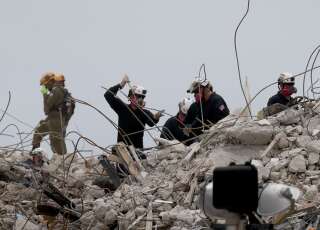 Dans l'immeuble effondré en Floride, fin des recherches de survivants