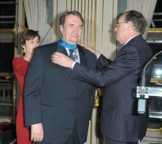 François Florent recevant la décoration de Chevalier de la Légion d'honneur des mains de l'ancien ministre de la Culture Frédéric Mitterrand, le 15 décembre 2009 à Paris.
