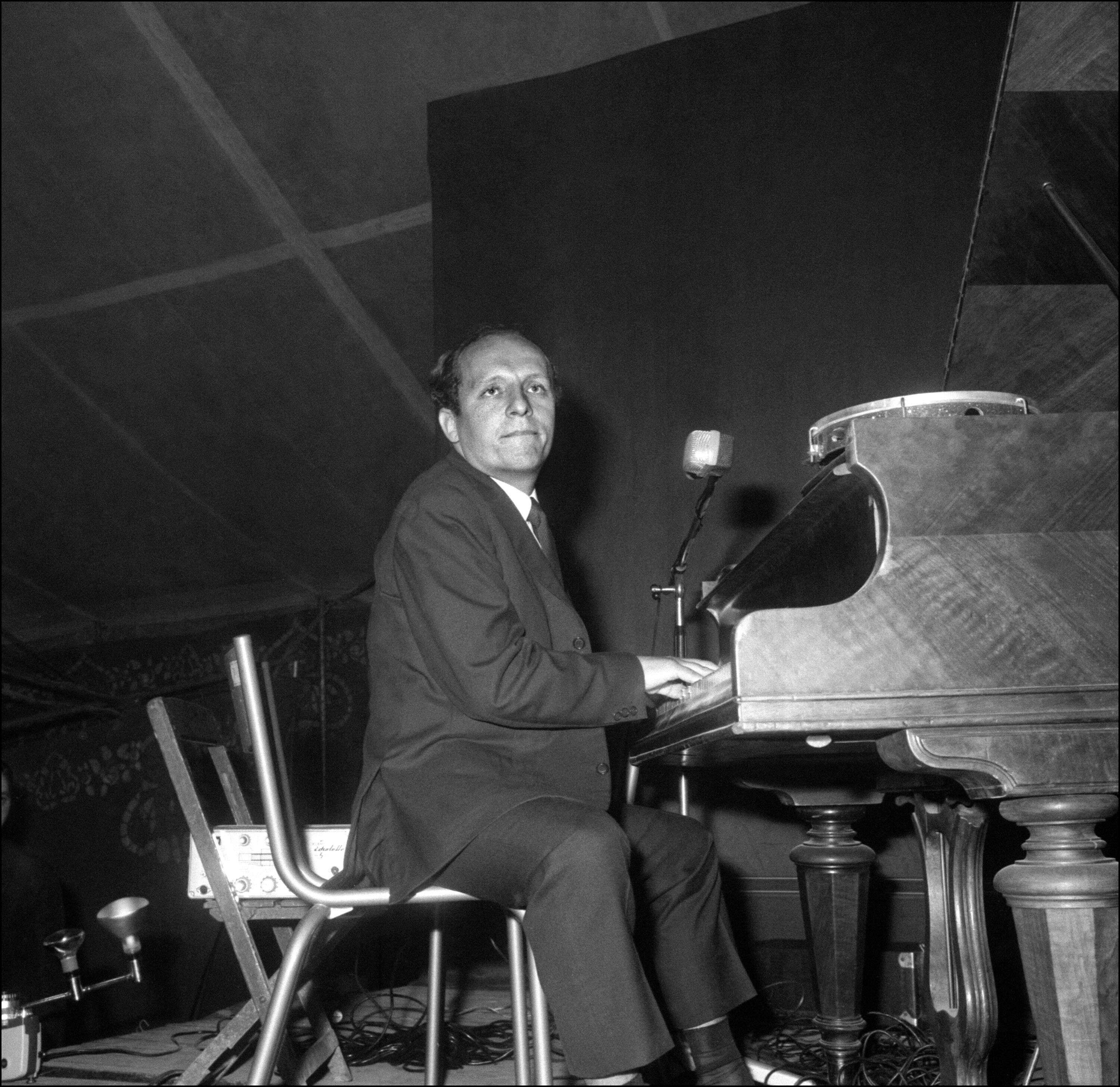 Le pianiste et compositeur Claude Bolling se produit en concert à Alfortville, à côté de Paris, en 1966.