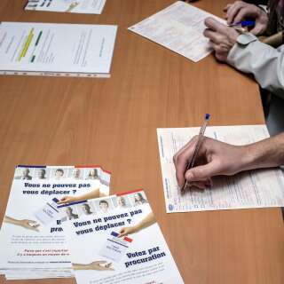 Les procurations seront en partie numérisées pour les prochaines élections (Photo d'archives prise en avril 2012 dans un commissariat de police de Lyon où des électeurs remplissent des fiches de procuration).