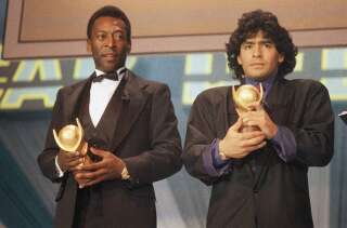 Pelé et Maradona, ici en mars 1987 en Italie pour la remise d'un prix)