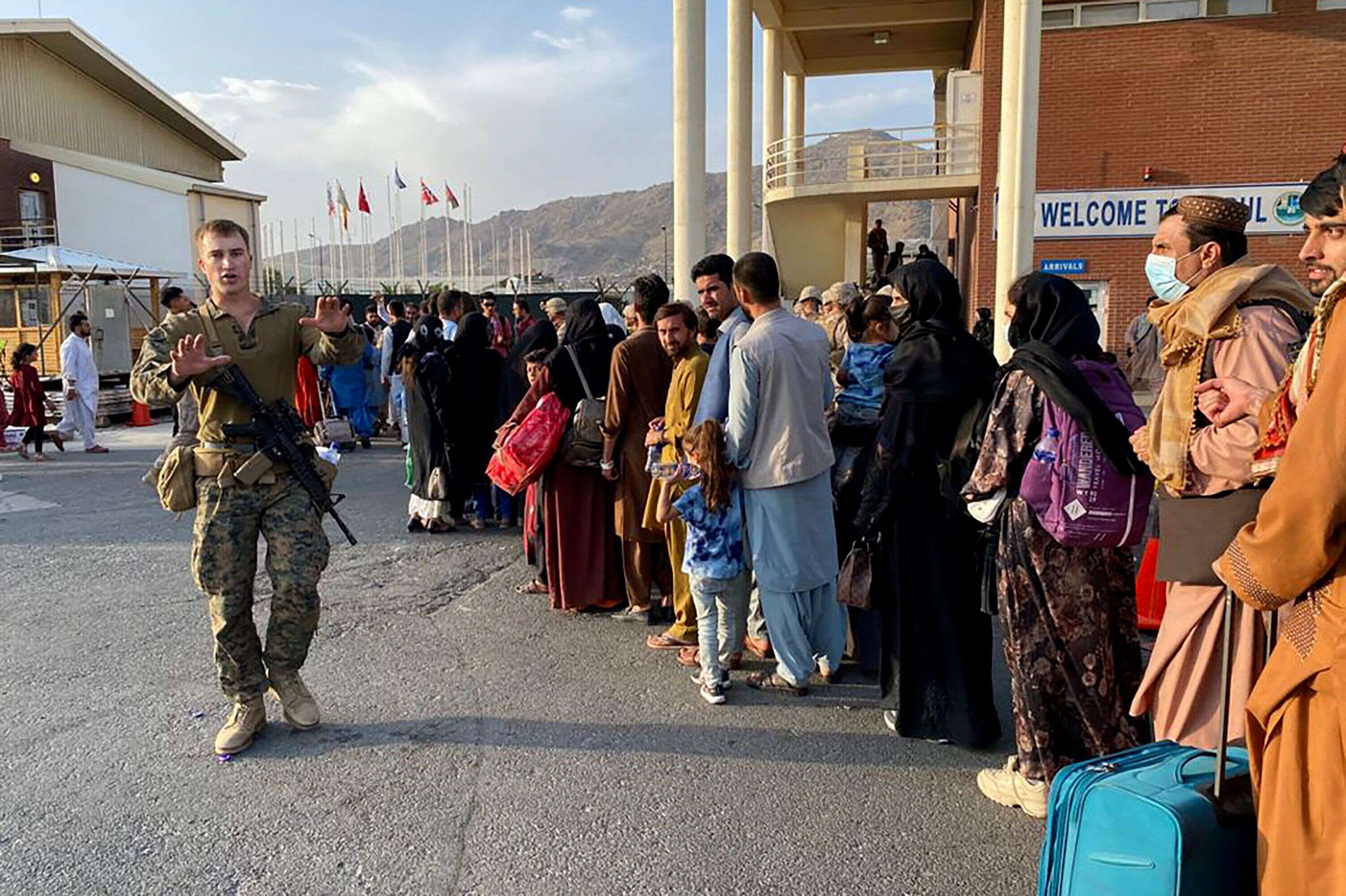 Des images prises à l'aéroport militaire de Kaboul le 19 août 2021.