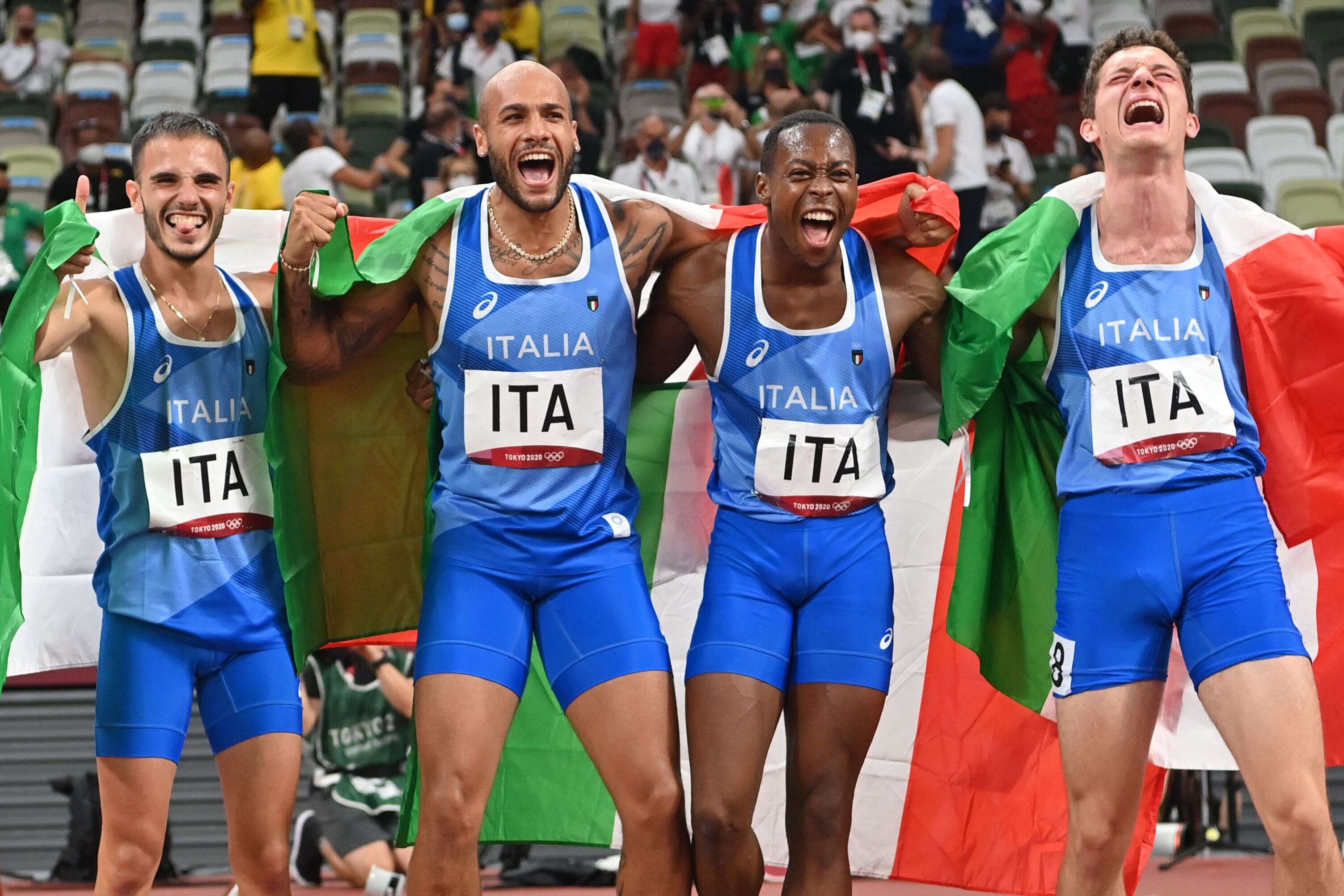 Avec notamment Lamont Marcell Jacobs (né au Texas d'un père américain et d'une mère italienne, 2e en partant de la gauche) et Eseosa Desalu (d'origine nigériane, 2e en partant de la droite) dans l'équipe qui a remporté le relais 4x100 mètres des Jeux olympiques de Tokyo, l'Italie se pose désormais la question de l'accès à la nationalité, qui tient davantage au sang qu'au droit du sol pour le moment.