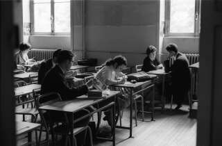 Ce 27 juin 1968, des élèves du lycée Montaigne, à Paris, préparent leur oral de baccalauréat pendant qu'un autre est interrogé, après la réorganisation de l'examen au dernier moment.