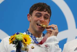Tom Daley sur le podium après avoir été médaillé d'or pour le plongeon synchronisé à 10m aux Jeux olympiques de Tokyo, le 26 juillet 2021.
