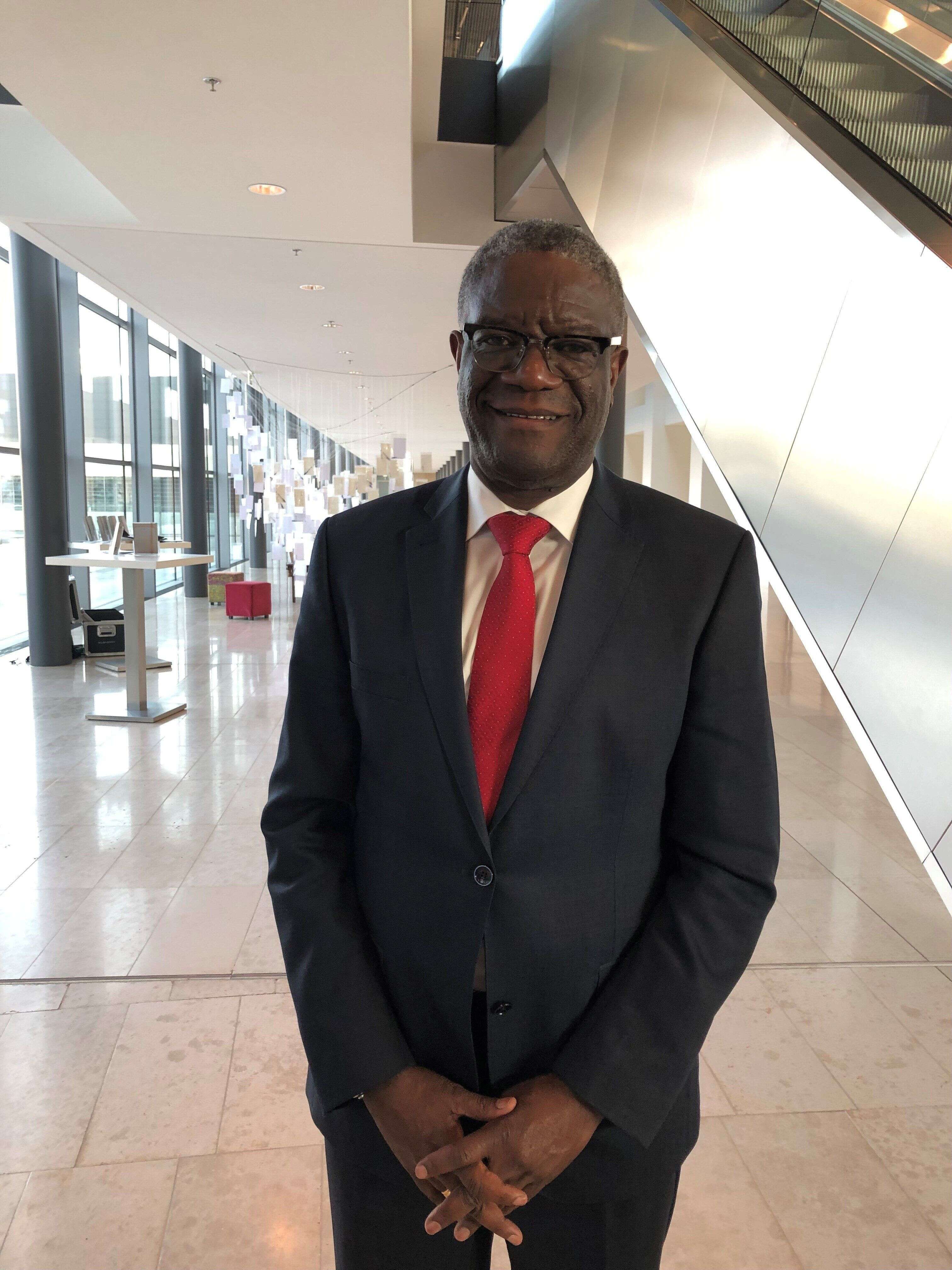 Denis Mukwege soigne depuis deux décennies les victimes de violences sexuelles dans l'hôpital de Panzi qu'il a fondé à Bukavu, dans l'Est de la République démocratique du Congo (RDC), une région en proie aux violences chroniques.