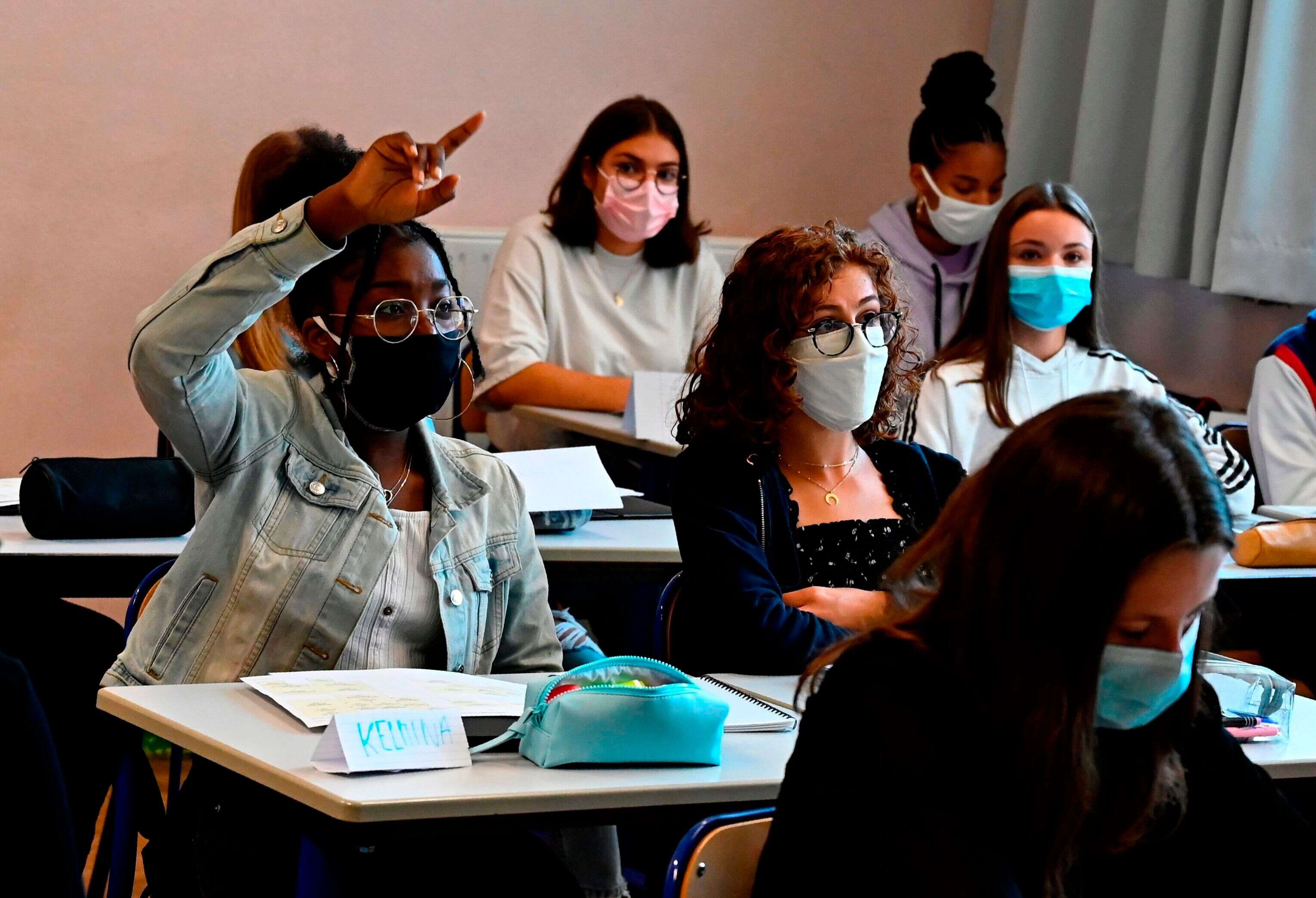 À partir de ce 8 février 2021, les masques artisanaux sont interdits dans les établissements scolaires français, du primaire au lycée, et ce pour les élèves comme les personnels enseignants (image d'illustration prise en septembre 2020 dans un lycée de Rennes).