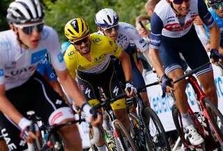 Julian Alaphilippe derrière Tadej Pogacar en jaune au lendemain de sa victoire lors de la première étape du Tour de France 2021.