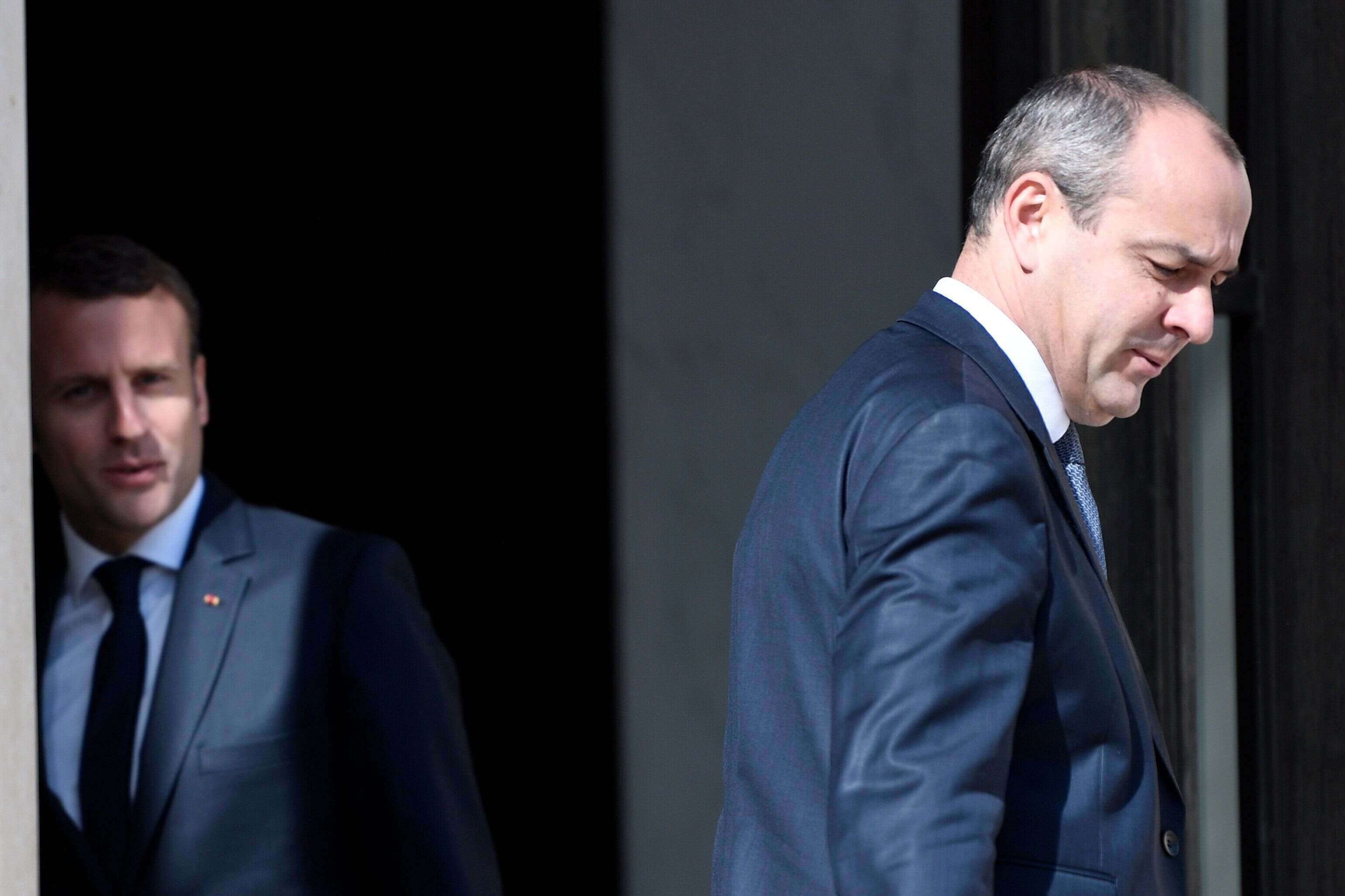 Le président Emmanuel Macron s'entretenant avec Laurent Berger (à droite), secrétaire général de la Confédération démocratique du travail (CFDT), à son arrivée au Palais présidentiel de l'Élysée à Paris le 23 mai 2017.