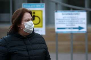 Une femme porte un masque pour se protéger du coronavirus à Moscou, mercredi 18 mars 2020.