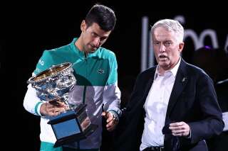 Novak Djokovic en pleine discussion avec Craig Tiley après la victoire du serbe lors de la denrnière édition de l'Open d'Australie en février 2021.