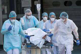 Du personnel médical transporte un patient atteint du coronavirus vers un hélicoptère à l'hôpital Emile Muller de Mulhouse, ce 17 mars.