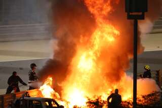 La voiture de Romain Grosjean en flammes après son grave accident lors du Grand prix de Formule 1 de Bahreïn, le 29 novembre 2020.