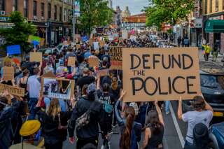 Après la mort de George Floyd, Minneapolis annonce supprimer sa police (manifestation à Brooklyn, le 2 juin 2020)