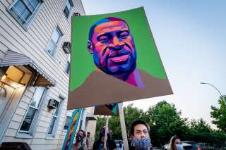 Un portrait de George Floyd brandit lors d'une manifestation contre les violences policières.