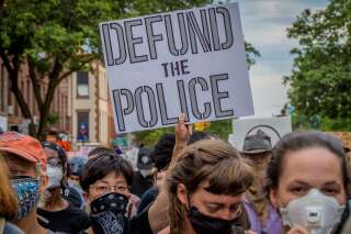 À l'image de cette manifestante photographiée à Brooklyn, de plus en plus d'Américains soutiennent l'idée selon laquelle les forces de l'ordre traditionnelles -et en particulier la police- ne sont plus le bon moyen d'assurer le maintien de l'ordre.