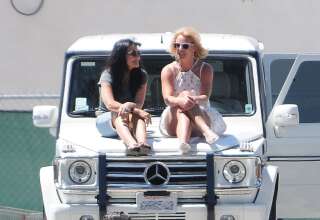 Lynne Spears et Britney Spears sur une voiture dans la ville de Los Angeles le 12 avril 2015.