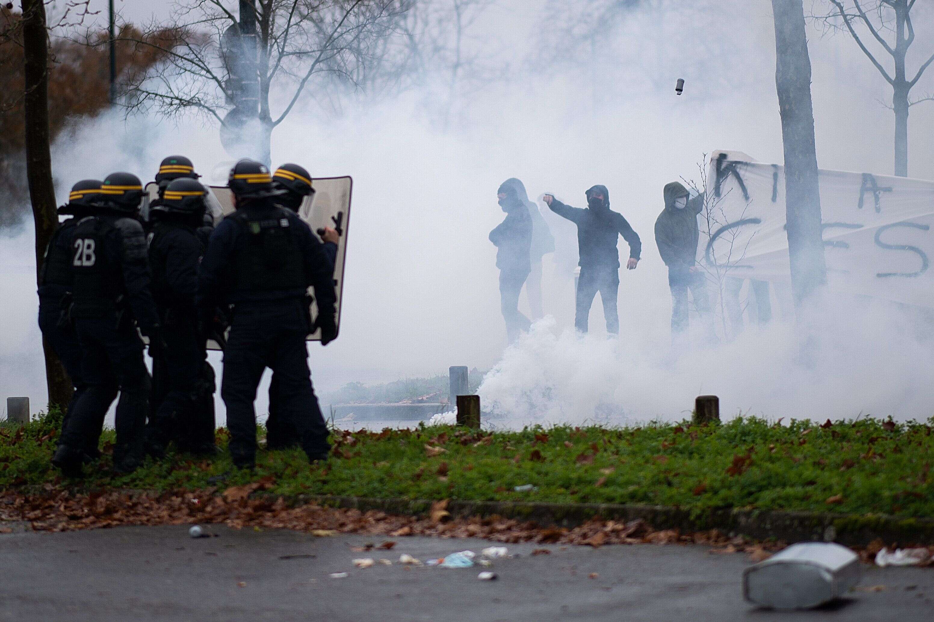 Ce dimanche 13 décembre, des supporters opposés à la direction du FC Nantes emmenée par Waldemar Kita ont manifesté à proximité du stade de la Beaujoire. Face à une très forte présence de policières, des échauffourées ont eu lieu.