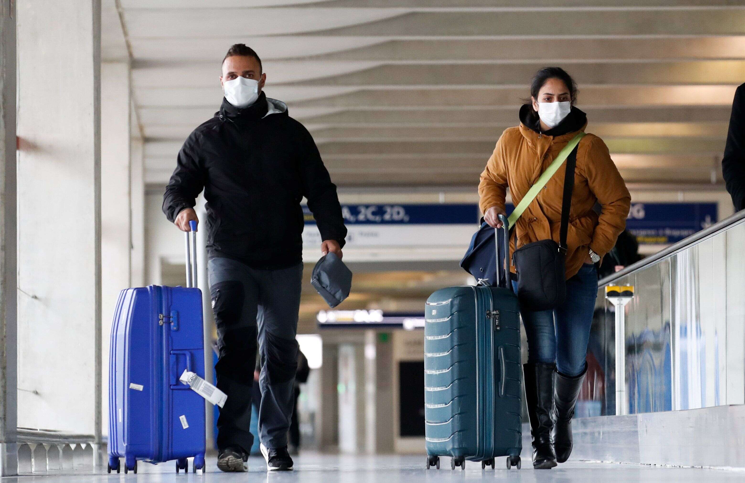 Des voyageurs à l'aéroport de Roissy le 29 février 2020