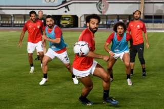 Mohamed Salah, au centre, avec Amr Warda, à droite au deuxième plan, lors d'une session d'entraînement de l'équipe nationale égyptienne de football le 19 juin 2019.