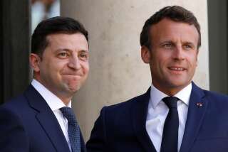 Emmanuel Macron et le président ukrainien Volodymyr Zelensky sur le parvis de l'Élysée au mois de juin.