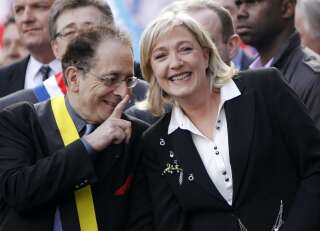 Marine Le Pen et Jean-Richard Sulzer le 1er mai 2012 lors de la commémoration du 600e anniversaire de Jeanne d'Arc.