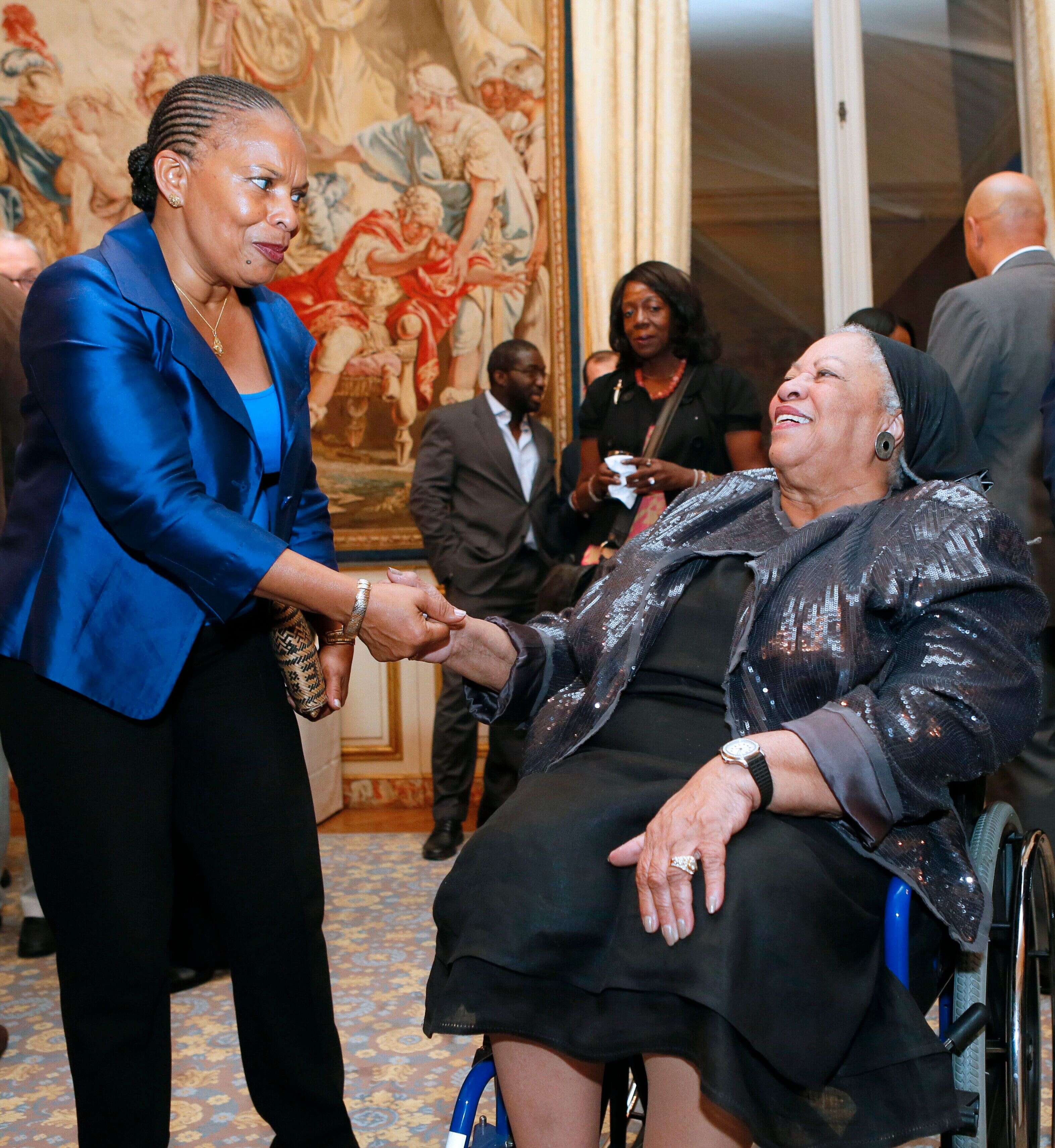 La ministre de la justice Christiane Taubira en présence de l'écrivaine américaine Toni Morrison, prix Nobel de littérature en 1993, lors d'une réception organisée par l'ambassadeur américain à Paris, dans le cadre du 10ème festival culturel américain, le 21 septembre 2012.