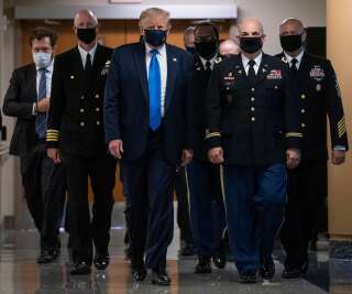 Donald Trump porte enfin un masque en public, une première depuis le début de l'épidémie