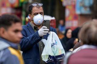 Avec la crise du coronavirus, le plastique à usage unique fait son grand retour (Image d'illustration le 13 mars au Caire, en Égypte).